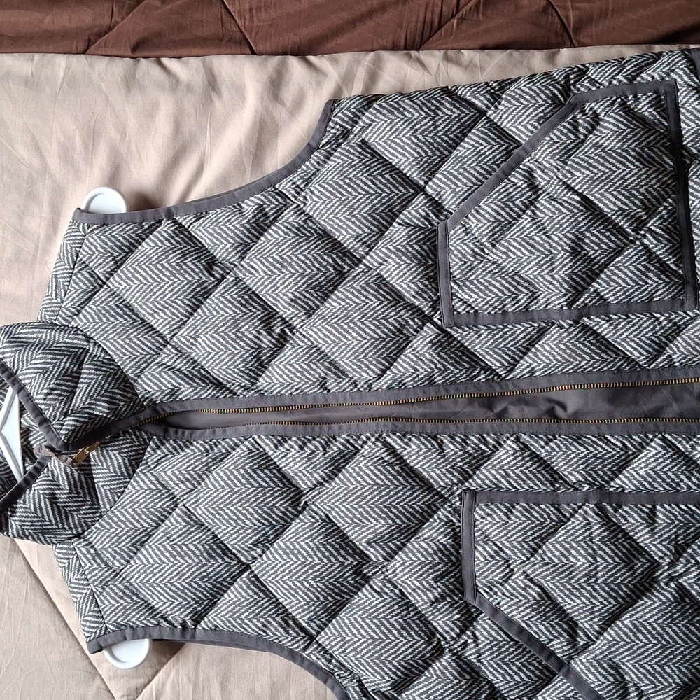 J. CREW VEST, LARGE, POLYESTER WITH DOWN FILLING.